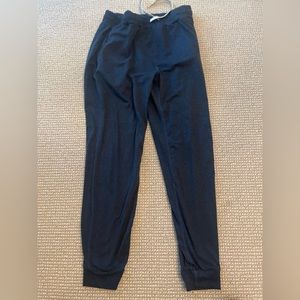 Vuori performance jogger. Navy.